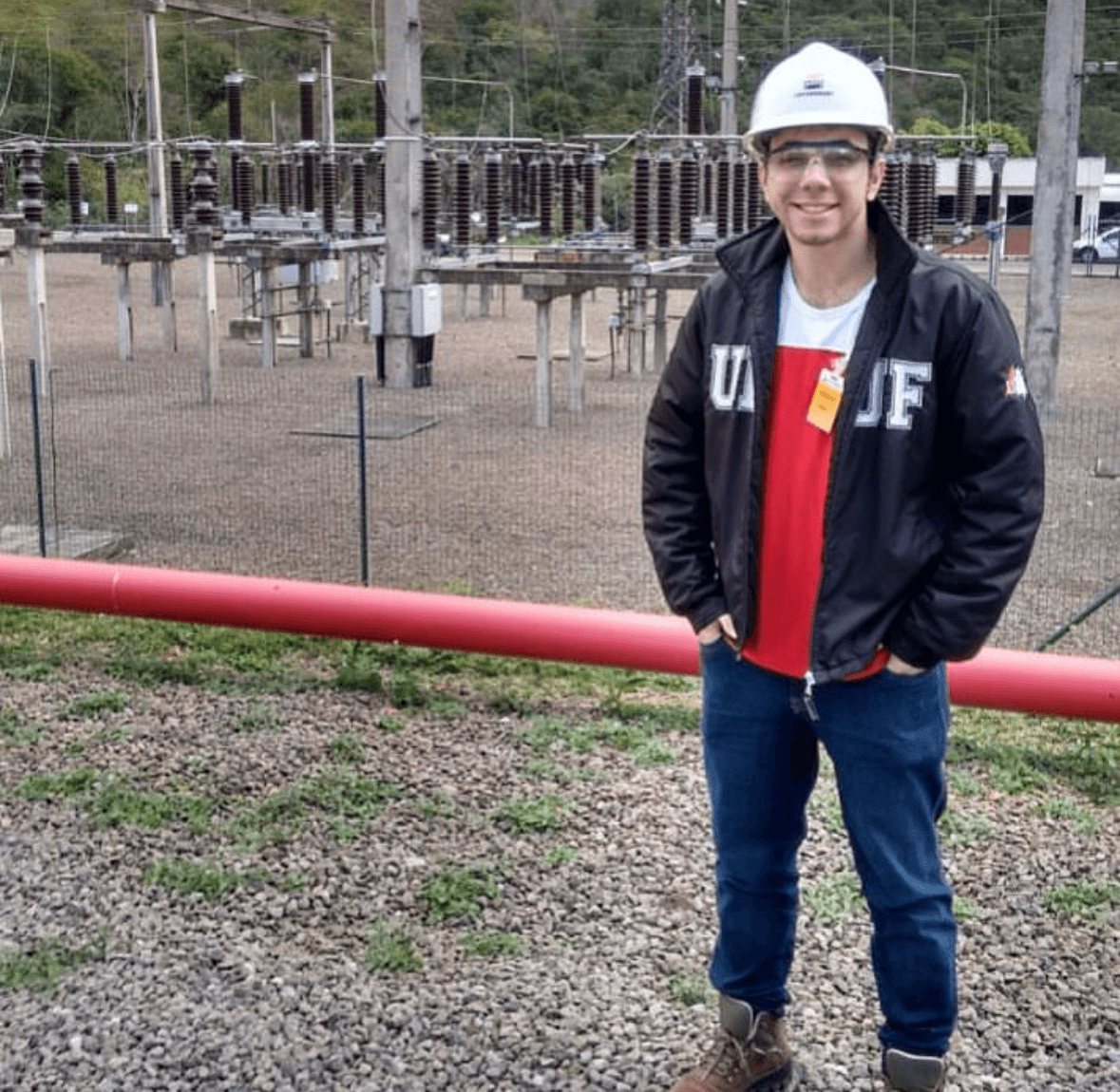 Lucas na época da faculdade de engenharia elétrica, em visita técnica a uma subestação